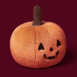 Jellycat Knuffel Ooky Jack O Lantern Halloween 2026 detailfoto 1 op bordeauxrode achtergrond
