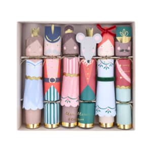 Notenkraker ballet crackers van Meri Meri naast elkaar op een kersttafel