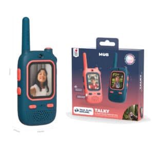 Blauwe en rode Mob Talky walkietalkie met kleurenscherm naast de verpakking op een witte achtergrond