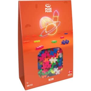 Doosje Plus Plus bouwsteentjes in neonkleuren met een gebouwde figuur ernaast