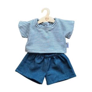 Blauw-wit gestreept poppenshirt en blauwe jeans short van Hollie aan een houten hangertje