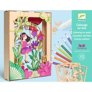 De voorkant van de verpakking van Djeco houten diorama knutselset Alizée om in te kleuren en op te bouwen