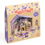 De doos van Djeco houten bouwpakket Mi House Astra – een miniatuurhuisje om te schilderen en in elkaar te zetten