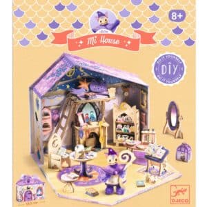 De voorkant van de verpakking van Djeco houten bouwpakket Mi House Astra – een miniatuurhuisje om te schilderen en in elkaar te zetten