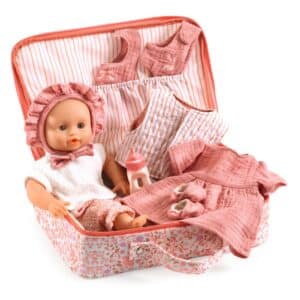 Djeco Pomea babypop Lily van 32 cm in een roze koffer met kleertjes – met kleertjes in de open koffer