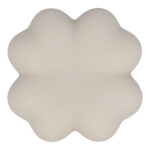 Klaverbladvormig voedingslampje Luck van zachte siliconen in groenbeige Soft Clay op wit