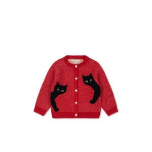Rood gebreid vest Belou van Konges Sløjd met twee zwarte katten op de voorkant en witte knoopjes
