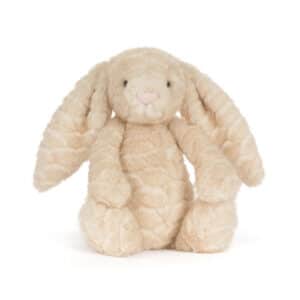 Zittende beige konijnenknuffel met lange flaporen en zachte golvende vacht – voorkant