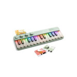Mintgroene kinderpiano met regenboogverlichte toetsen en muziekkaartjes