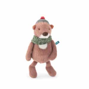 Roodbruine Moulin Roty knuffelotter Gaby met een groene gebreide sjaal en een mutsje
