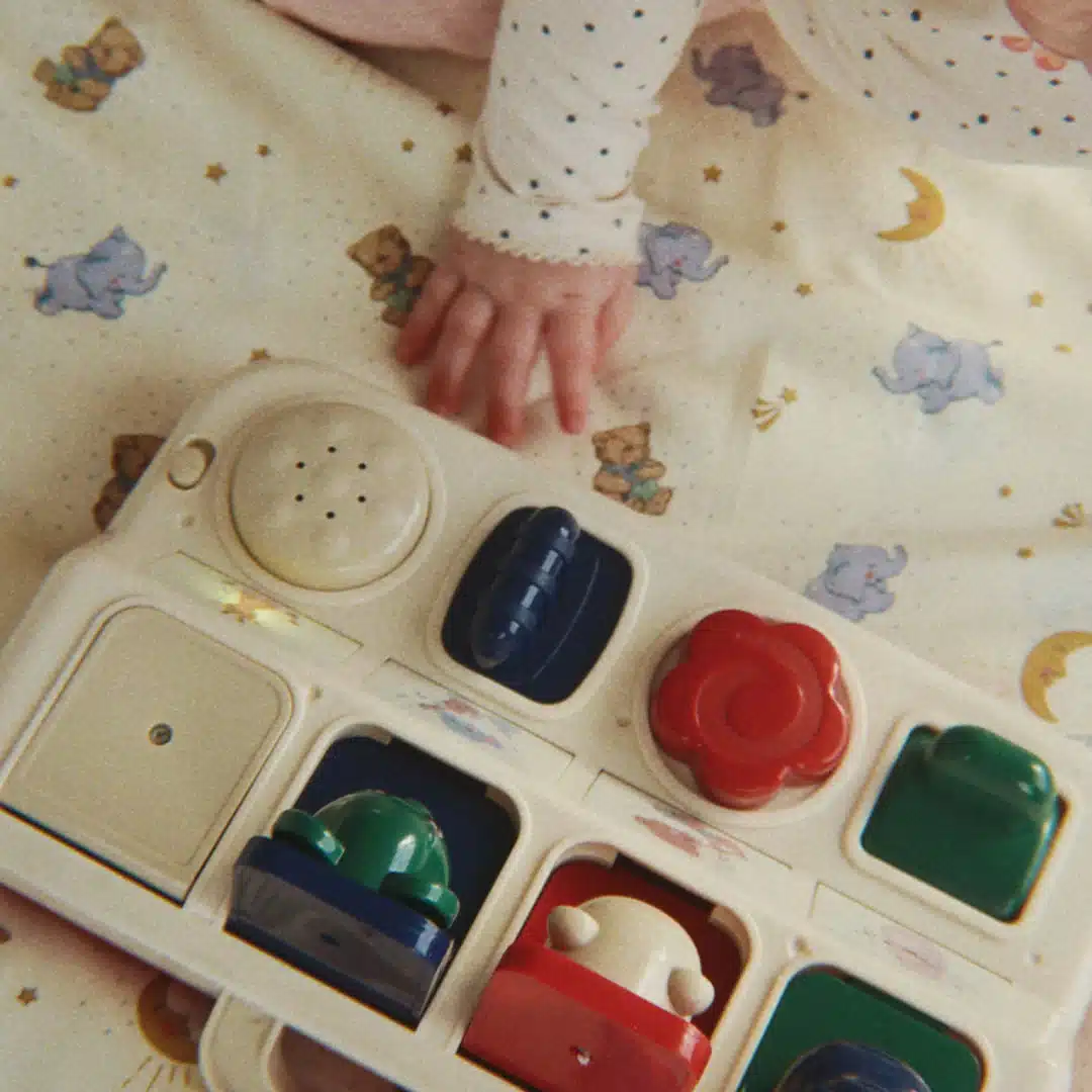 Konges Sløjd Pop-Up Muziekbord kinderhandje aan het spelen
