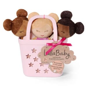Drie zachte badpoppen in een roze mand met sterren en LullaBaby-label