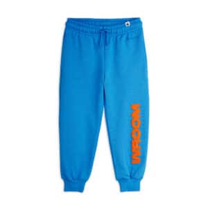 Blauwe joggingbroek met elastische taille – koord en oranje chenille WROOM op het been – voorkant