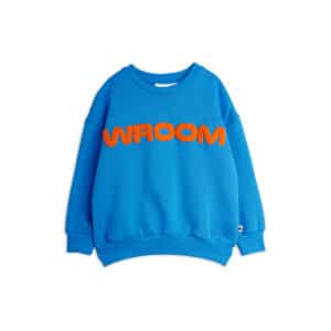 Blauwe sweater met oranje chenille tekst WROOM op de borst – voorkant