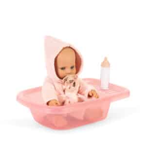 Babypop in roze kersenbadjas in een roze badje met flesje en speentje van Konges Sløjd