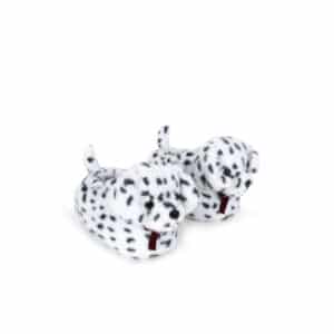 Pluche Konges Sløjd sloffen in de vorm van een dalmatiër wit met zwarte vlekken en een rood strikje